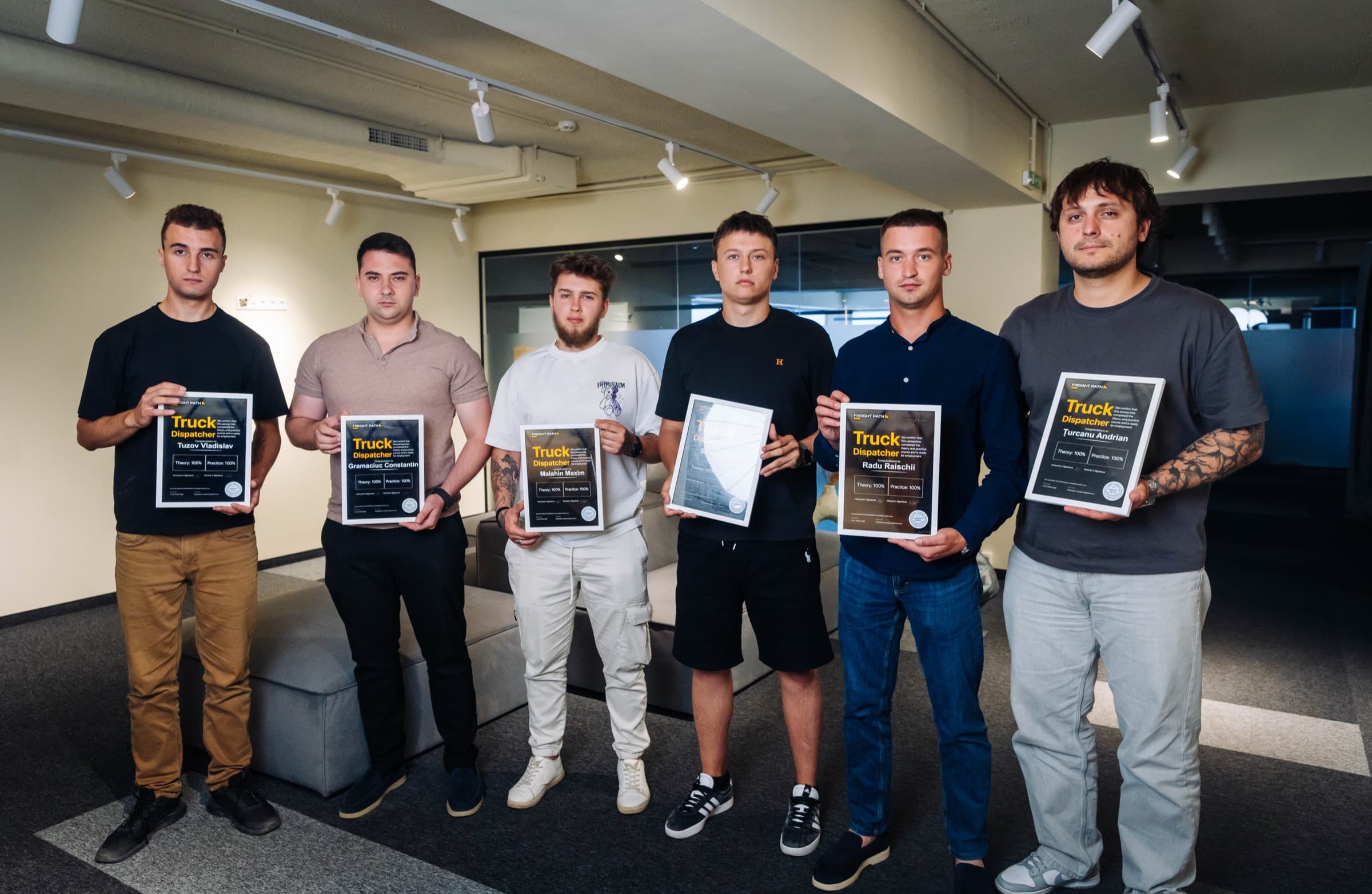 Выпускники Freight Path Academy с сертификатами Truck Dispatcher